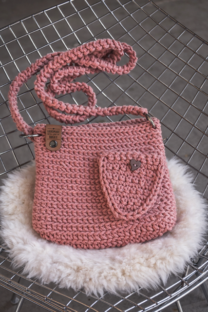 Rosé Loop – Handgehäkelte Design-Crossbody